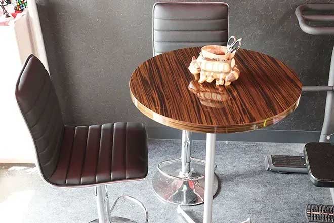 黒基調で落ち着いた整体院内