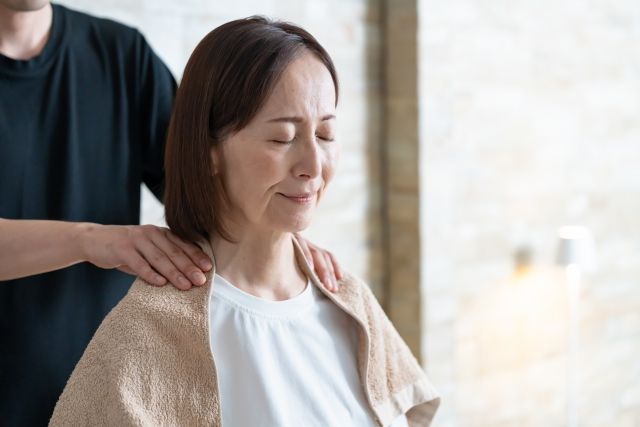 慢性的な肩こりは表面のもみほぐしでは改善・治療出来ない